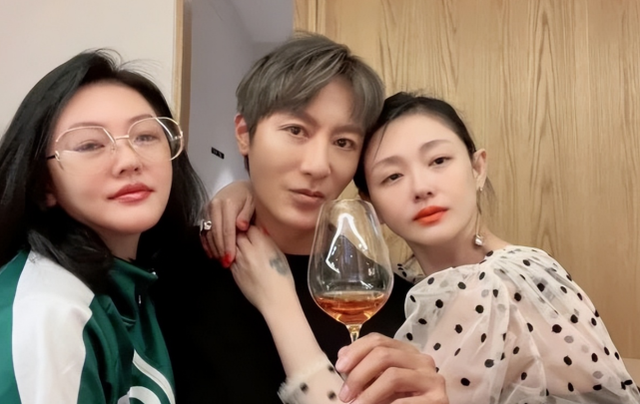 大S|大S婚后罕见高调起来！与韩国老公同款刺青太恩爱，穿裙装终于有女明星范