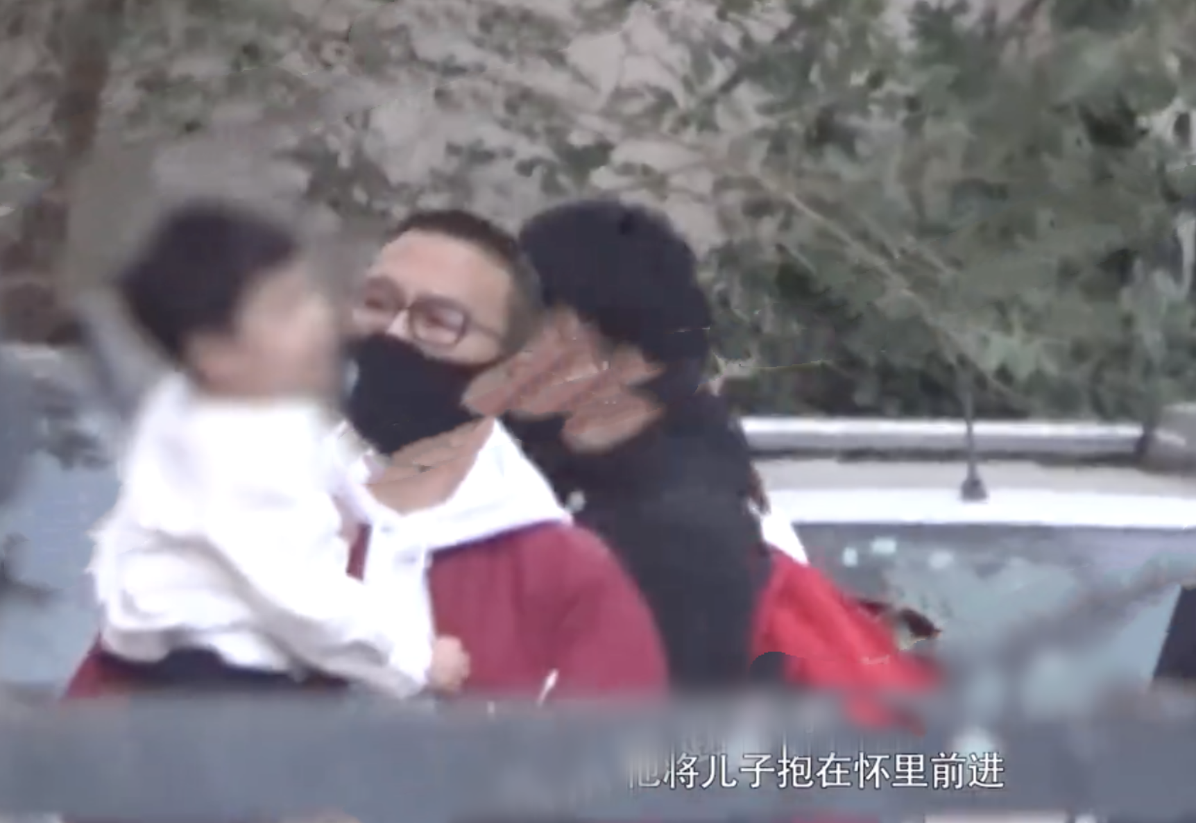 章子怡|章子怡汪峰带娃出游，围着儿子互动和拍照，弟弟向妈妈撒娇求抱抱