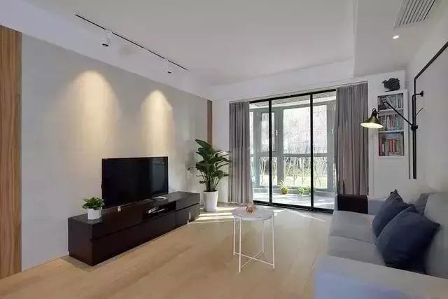 老婆装修新房只刷大白墙,亲戚鄙视我家穷,装好后效果打脸