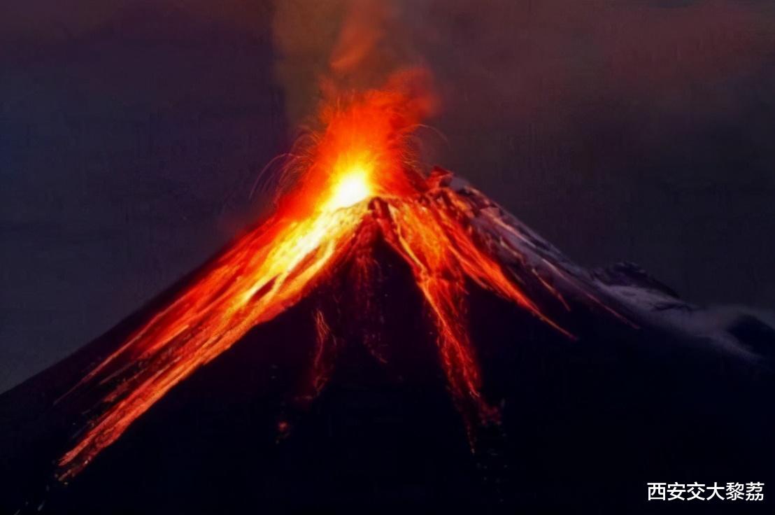 属于夜晚的活火山