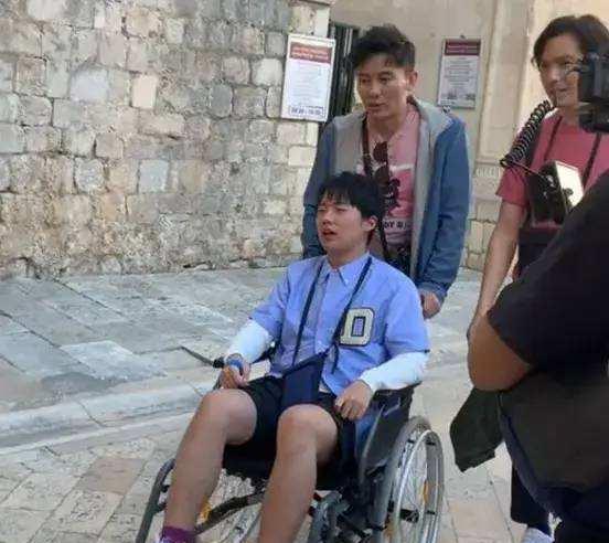 郭麒麟|郭麒麟坐轮椅上节目录制出圈,从200斤掉到120斤,到底经历了啥?