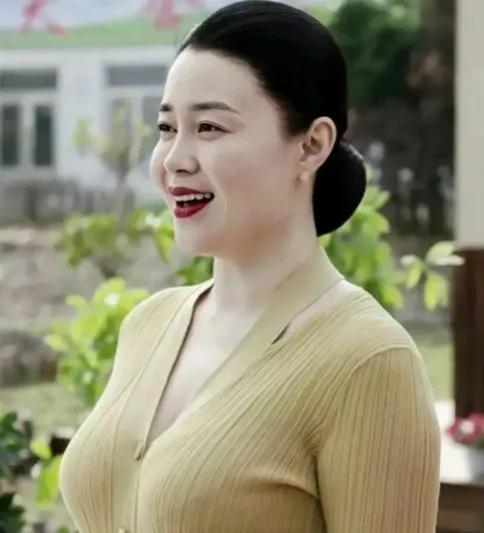 雷佳音|关婷娜,为角色而“牺牲”,21岁遇到赵本山,如今39岁婚姻成难题