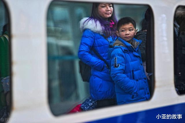 丈夫外出打工四年,每次回家借故和儿子住,妻子突袭住所发现问题