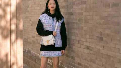 姚晨|姚晨野营照曝光，扎麻花辫少女感十足，素颜皮肤白皙却被发际线抢镜