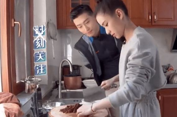 窦骁|接地气！豪门千金何超莲携窦骁吃路边摊，女方靠男友肩膀太甜蜜