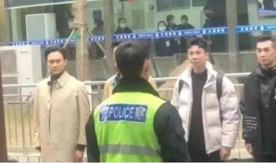赵文卓|赵文卓张智霖集体被抓？站大街被交警谈话太壮观，紧急辟谣录节目