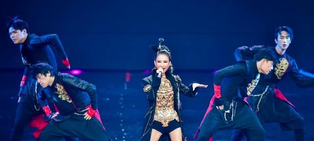 李玟|李玟回应跑调后，百花奖总导演致歉，明白现场直播越来越少的原因