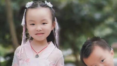 奇奇|田静爸爸晒悦悦跳手势舞,奇奇在一旁看呆了。网友:俩孩子太优秀