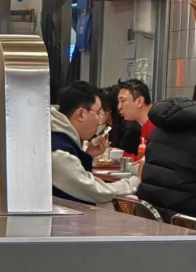 王思聪|王思聪"嗦粉"接地气,身边00后新女友相伴,被爆身材发福