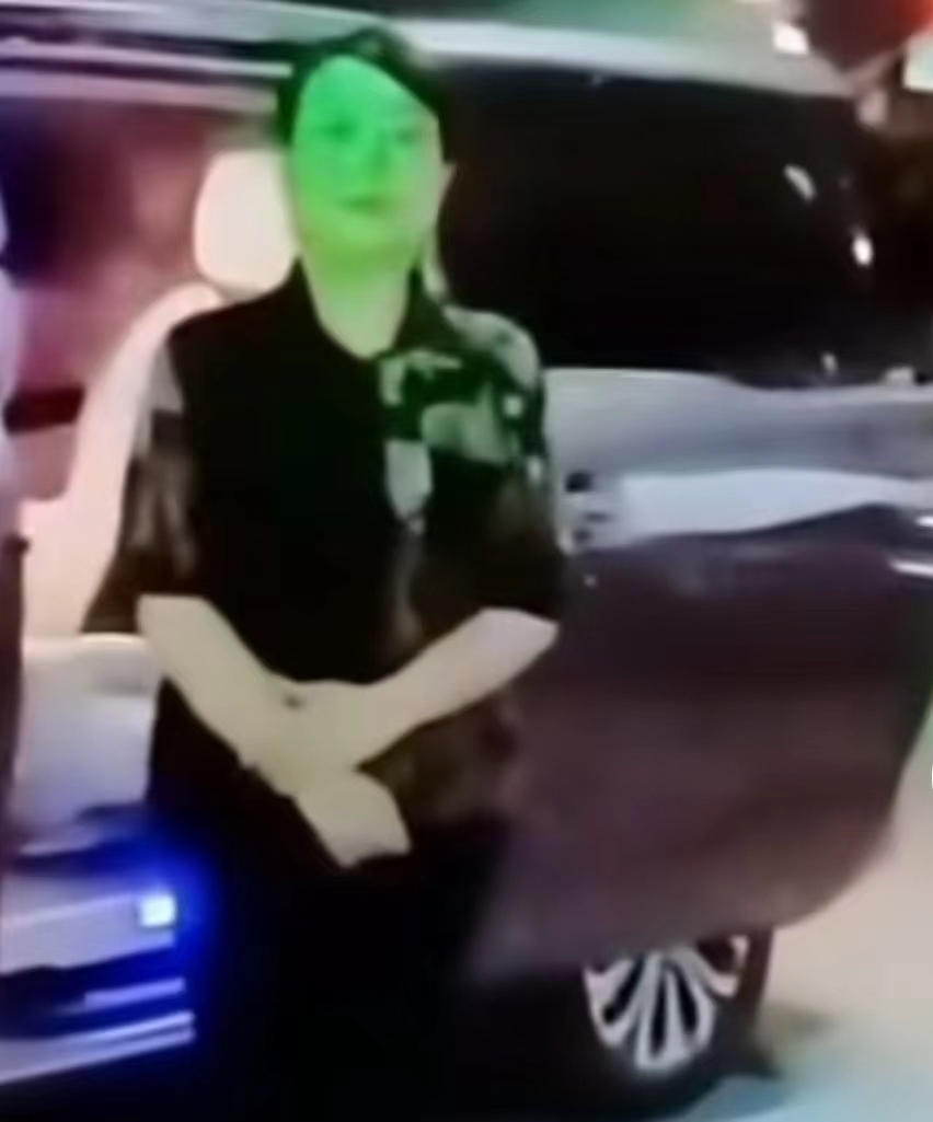 文咏珊|季律晒与李圣律师同框视频，同行交流好养眼，许妈意外出镜有气质