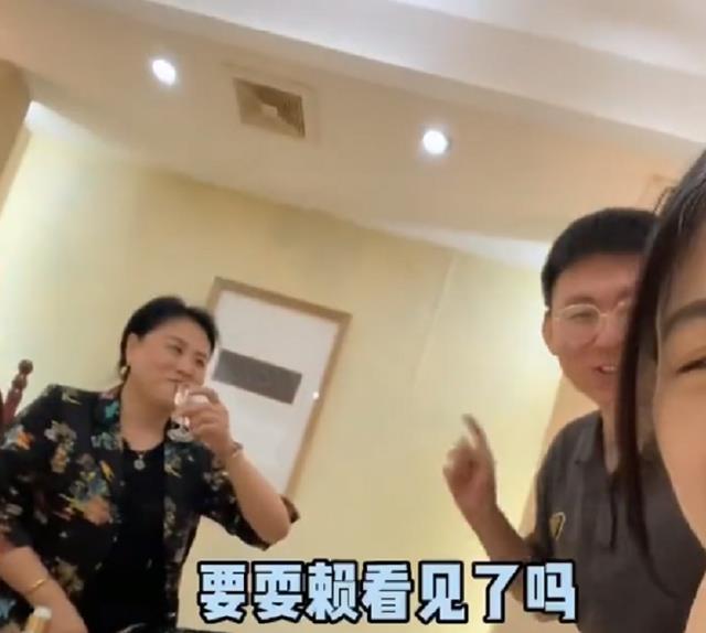 山东男子为讨丈母娘欢心,划拳拼酒一决高下,网友:成功打入内部