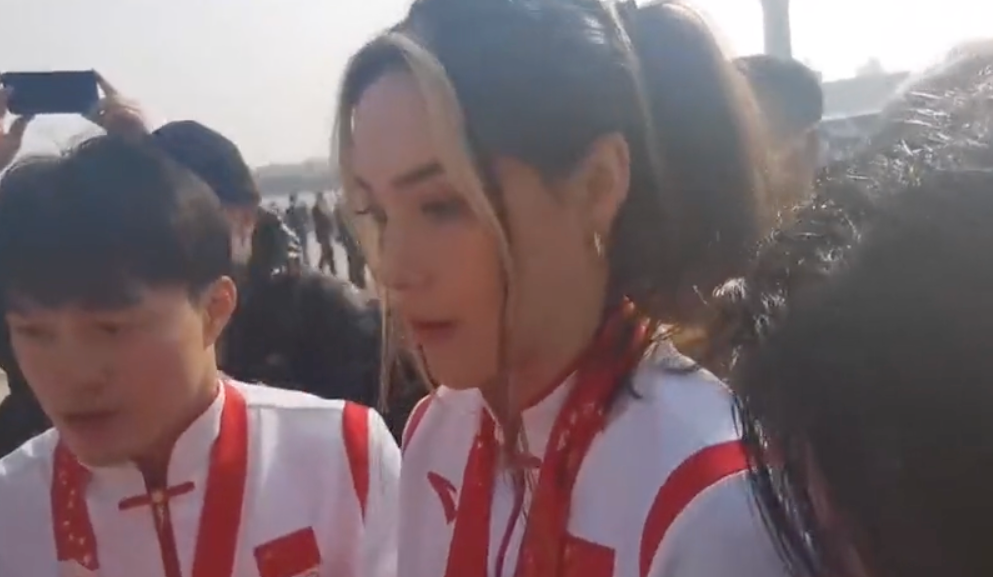 中超|谷爱凌害羞了，被粉丝团团围住！没妈妈在不知所措，领全国大奖