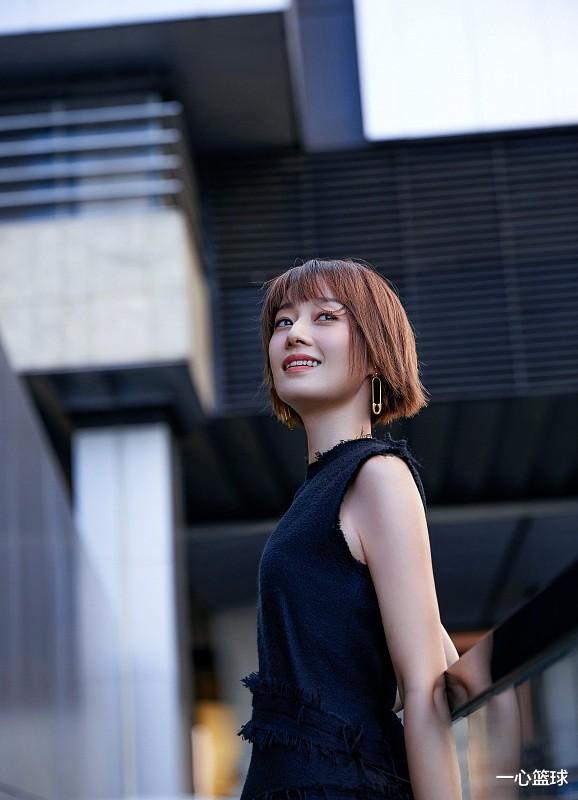 西装 马伊琍从不刻意扮嫩却美成画，全黑look配不变短发，高级优雅