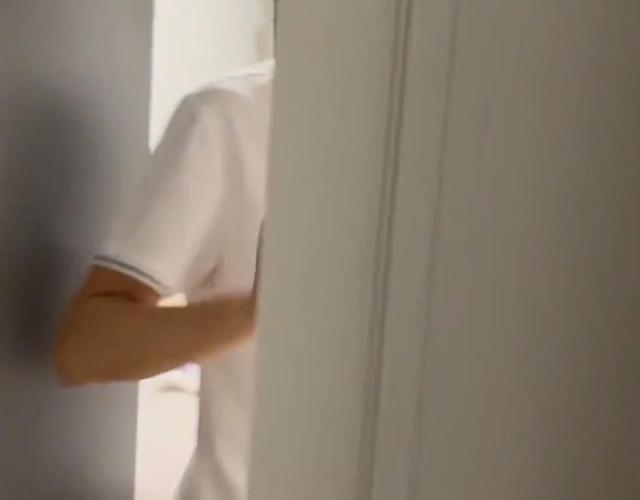 湖南男子关门和妈妈打电话,女友好奇打开,男子反应让网友不淡定