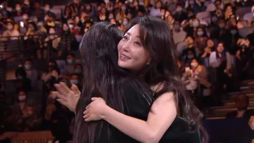 |殷桃获金鹰奖视后，雷佳音全程“黑脸”，网友：学学你的好兄弟