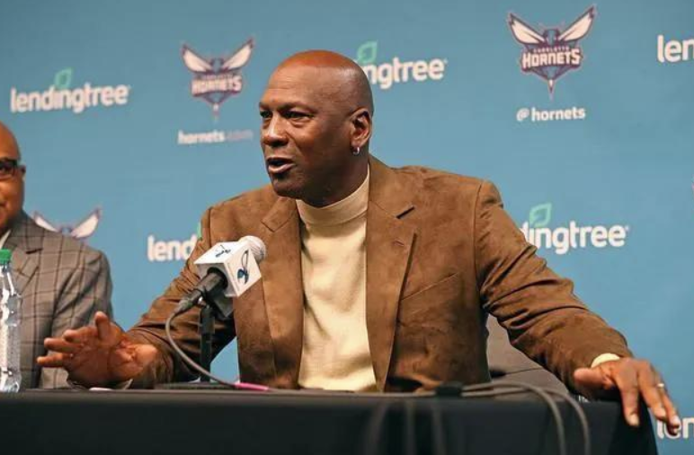 曼联|在NBA赚了4.3亿美元，“投资天才”詹姆斯如今身价超越乔丹了么？