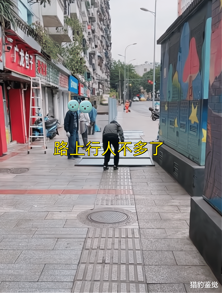 重庆|重庆女子蹲在街头崩溃大哭，进厂没人要，找不到工作不敢回家！