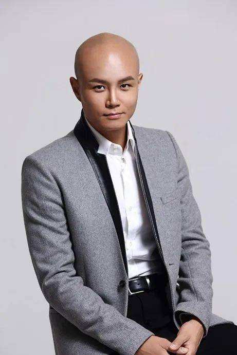 乐嘉|47岁乐嘉野外骑行！赤裸上身不怕蚊子，自称骑车能提高生育能力