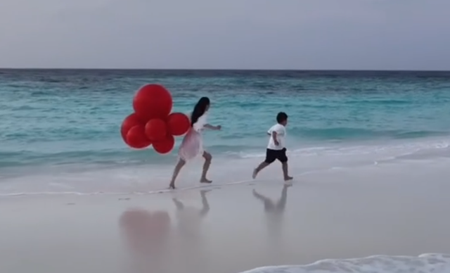 佟丽娅|偶遇佟丽娅三亚冲浪,穿泳衣膝盖淤青,过年长胖肚子赘肉好明显