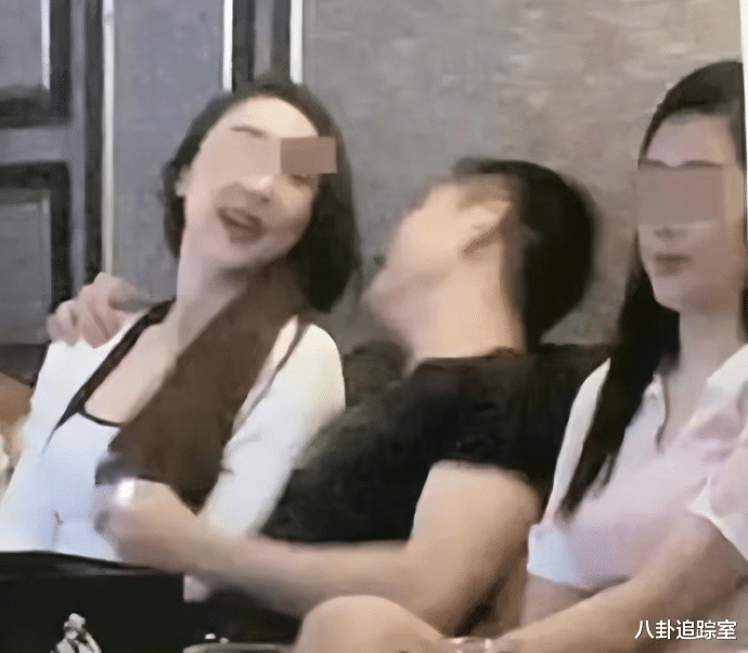 小S|小S老公与美女贴身聊天被拍,左拥右抱满脸幸福,传私生子已经3岁