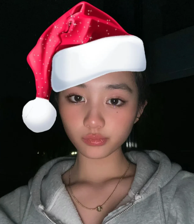 黄忆慈|16岁黄多多一个圣诞两个妆容:一个知性优雅,一个浓妆艳抹