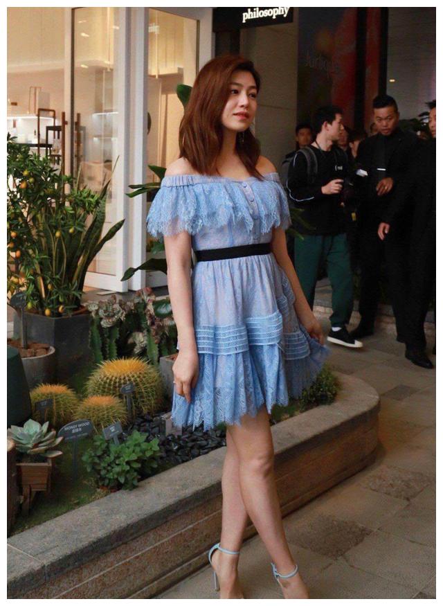 看了陈妍希的早期生活照片，我现在终于理解她为何能演“小龙女”了！