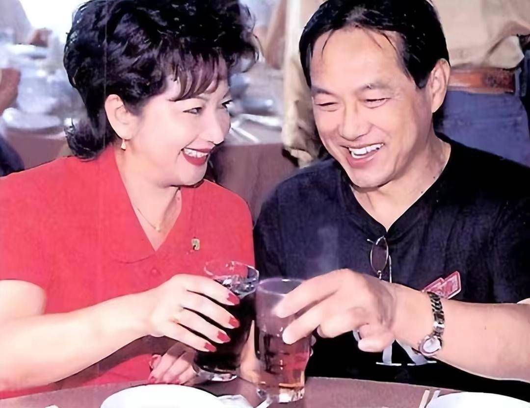 退休|74岁老戏骨定居加拿大!穿百元衣服被夸接地气,与粉丝合影很开心