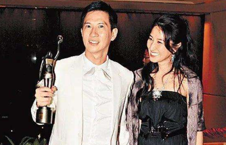 关咏荷|58岁关咏荷保养得当,母女牵手逛街似姐妹,女儿长腿太抢镜