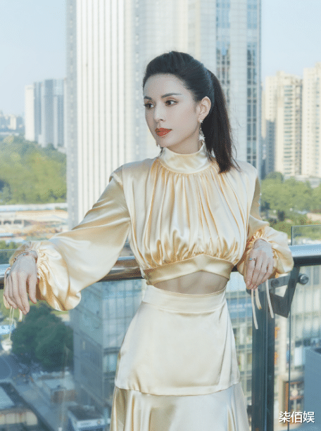 李若彤|55岁李若彤晒旗袍美照,手臂肌肉线条好明显,网友直呼像金刚芭比