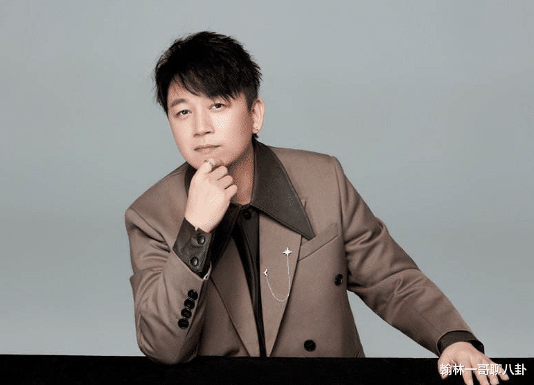 潘粤明|潘粤明晒少年照，用一个字来形容那时的自己，果然往事不能回味