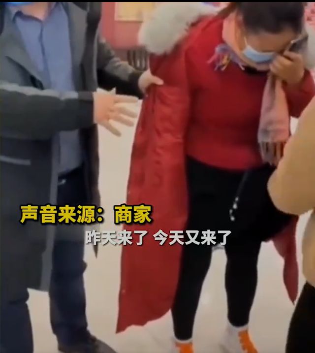 洛阳一老大娘在超市坐地大哭, 老板强行搜身,老板:你偷多少次了