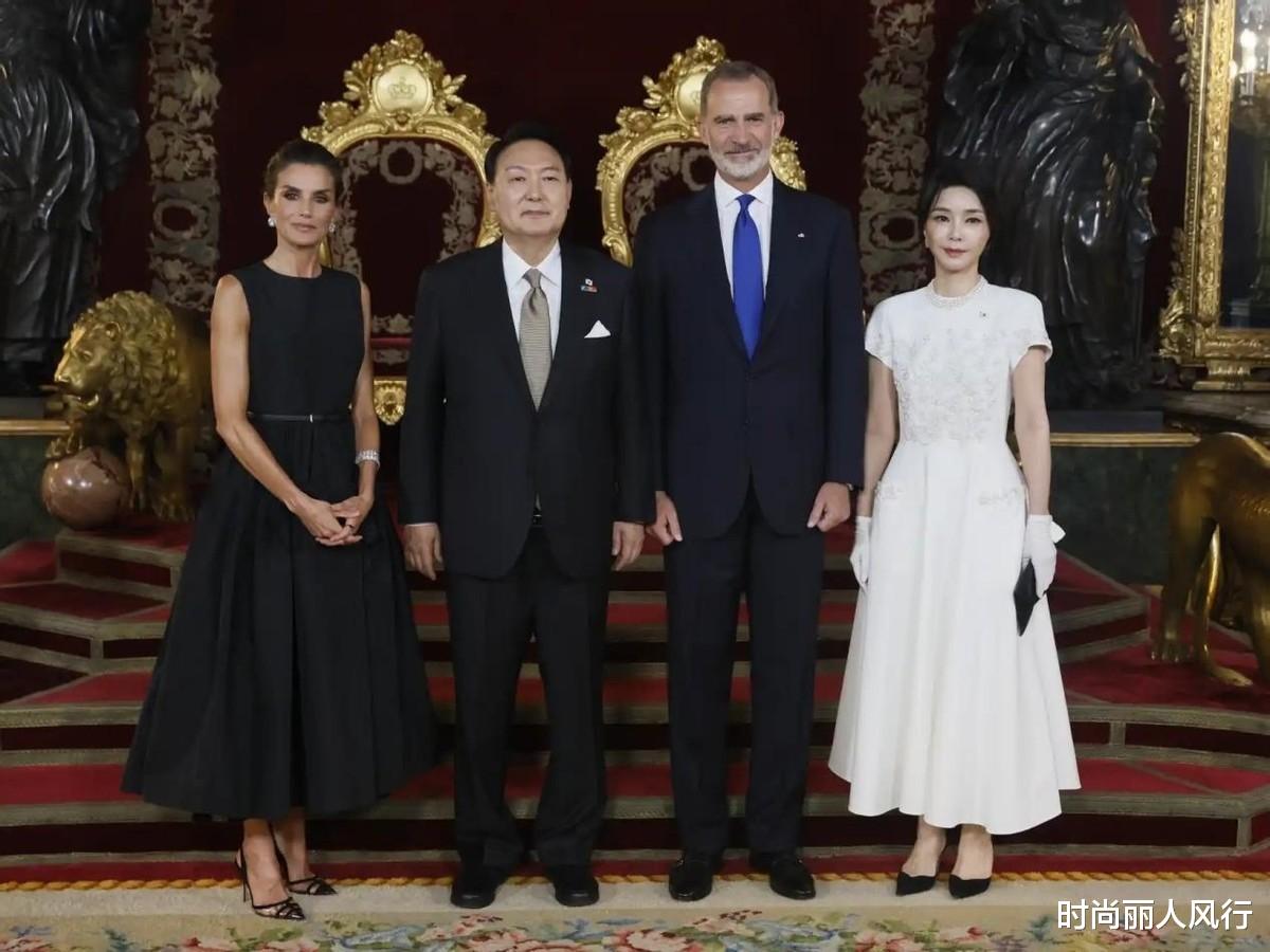 韩国第一夫人有总统陪，气场大变！穿白裙参加国宴，整容脸变顺眼