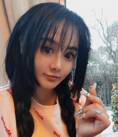 邹市明|邹市明娇妻晒新年照，浓妆出镜大秀A4腰，被嘲像恐怖娃娃