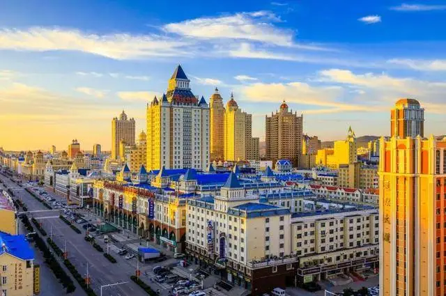 拉萨|充满了外国氛围的2座城市,街道上到处都是西式建筑