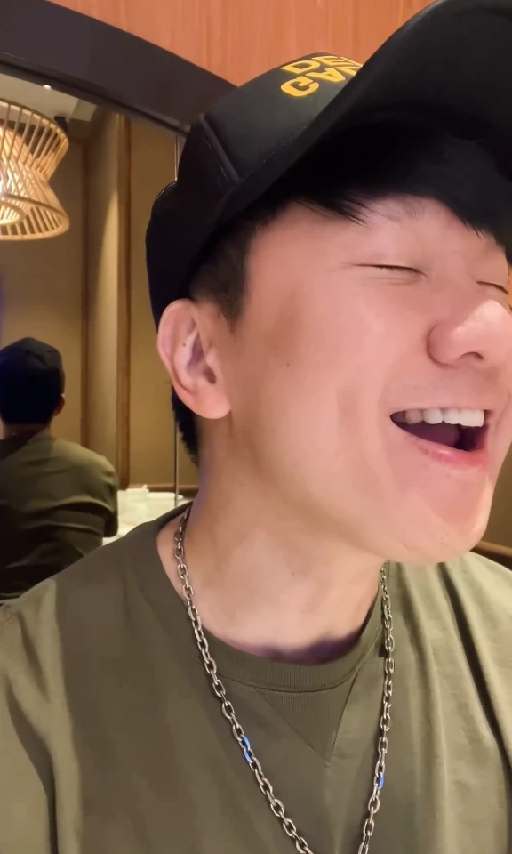 林俊杰|林俊杰新冠痊愈后现身，与父亲打高尔夫，粉丝合照特意嘱咐别公开