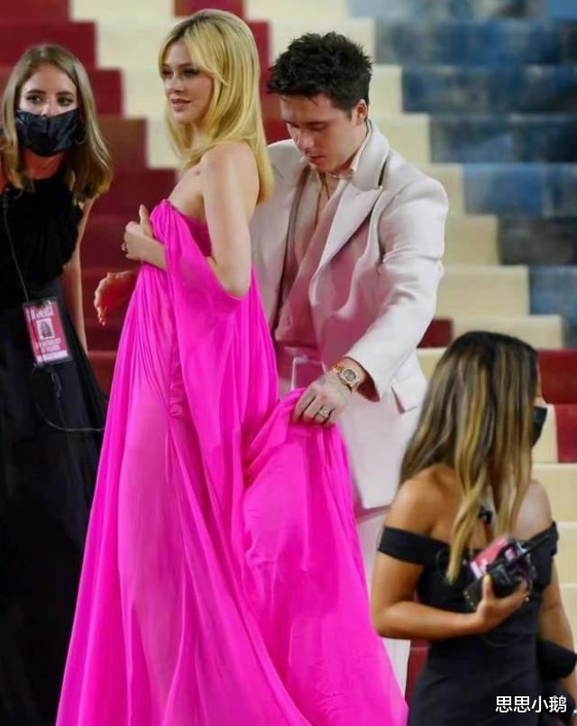 约翰尼·德普|小贝长子成妻子“跟班”，低头弯腰捧裙摆，28岁妮可拉有御姐气质