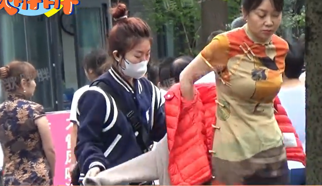 闫妮|闫妮大冷天拍戏露长腿，裙子开叉太高冻得慌，旁边助理负责穿衣