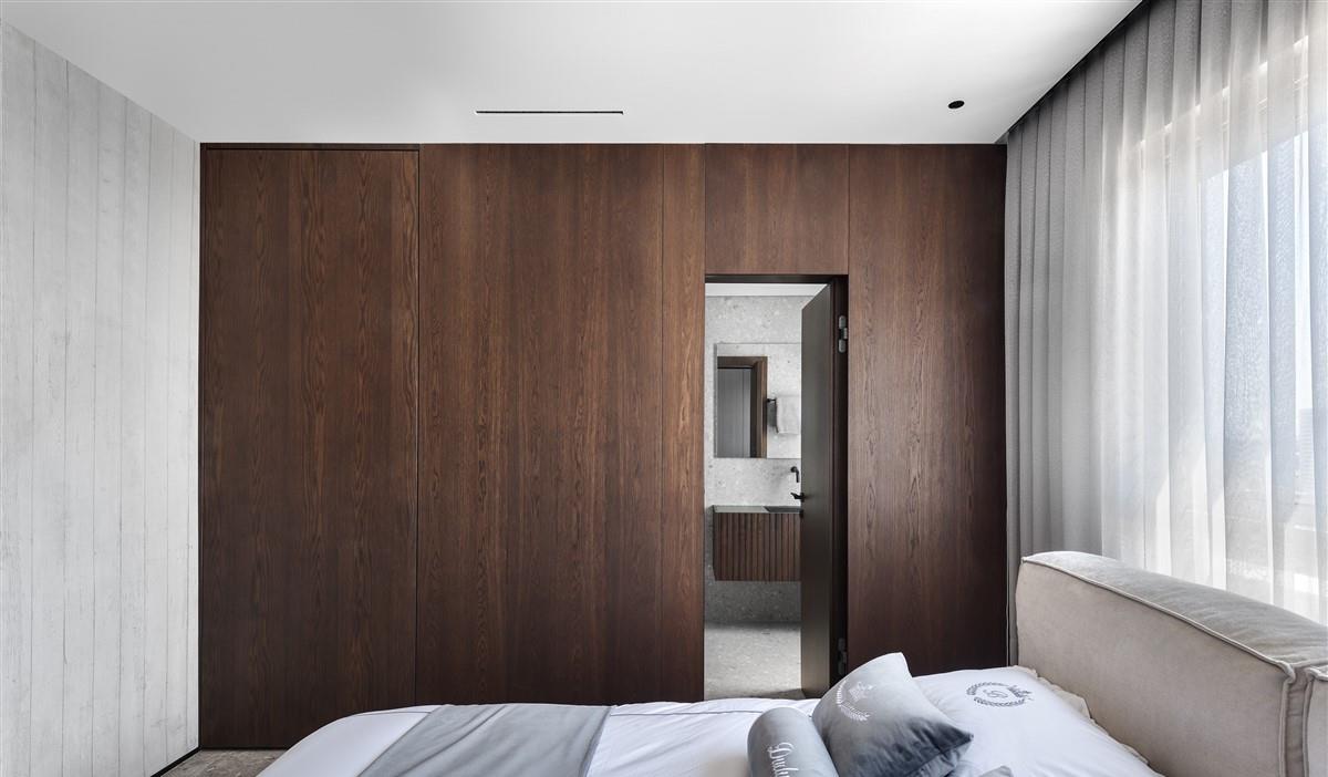 178㎡复式上下2层，装修大气雅致看不出一丝的俗气，大阳台好舒服