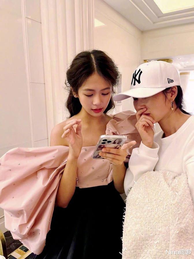 甄嬛传|翁虹女儿拍时尚杂志！14岁穿露肩礼服裙颜值超高，母女同框似烙饼