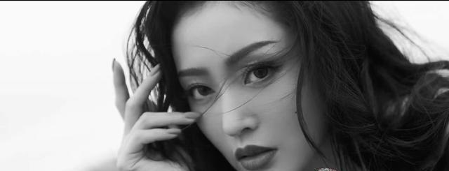 张天爱|张天爱一袭黑衣并且骑着机车出场,这是什么人间酷girl啊!