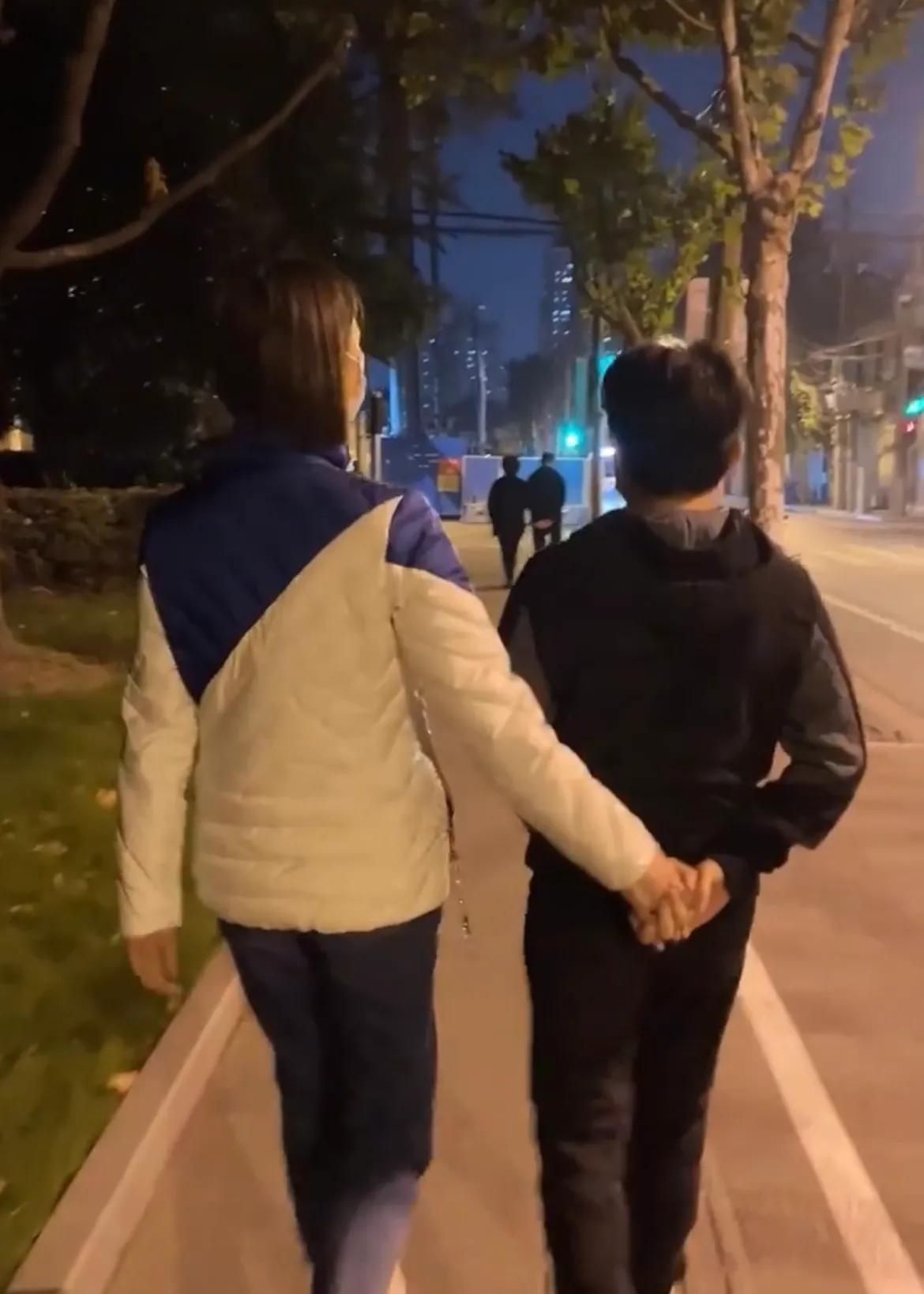 李亚男|37岁李亚男晒庆生照，俩女儿见蛋糕流口水，和王祖蓝浪漫牵手散步