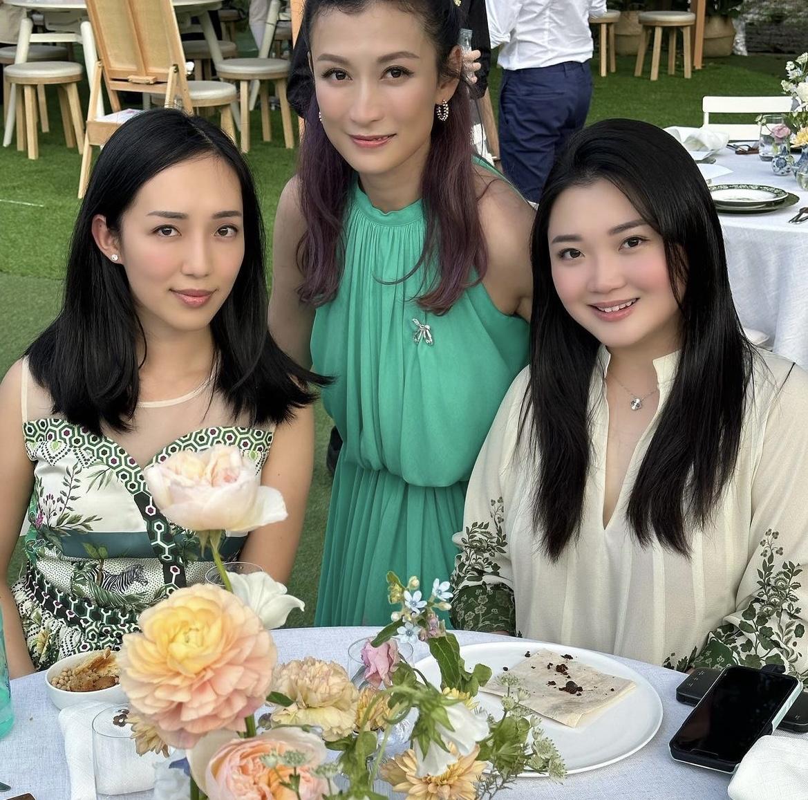 郭晶晶|郭晶晶现身名媛聚会，穿旧裙子仍抢镜，与霍启刚堂妹同场没合照