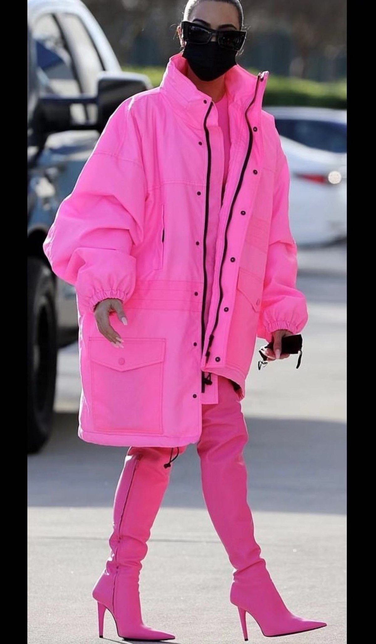 金·卡戴珊|金卡戴珊与8岁女儿穿亲子装出门！梳丸子头好凶，西北妹又黑又壮