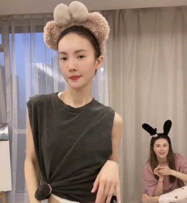 金晨|金晨在室内跳舞，肚皮白皙肚脐眼处无赘肉，网友：这身材超A