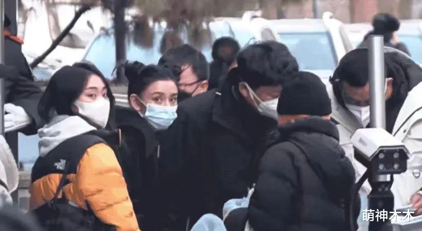 杨紫|春晚最后一场彩排来啦！杨紫丸子头包裹严实，赵丽颖紫色大衣抢眼