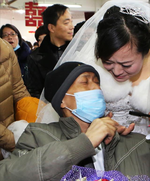 江苏39岁女子网恋奔现,得知其癌症晚期后执意要嫁,婚姻仅维持17天