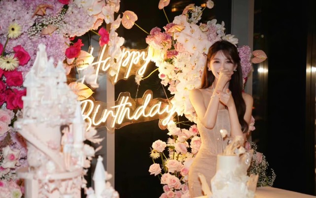 黄晓明|黄晓明为绯闻女友庆生?女方晒生日贺卡疑泄露,男友署名为m