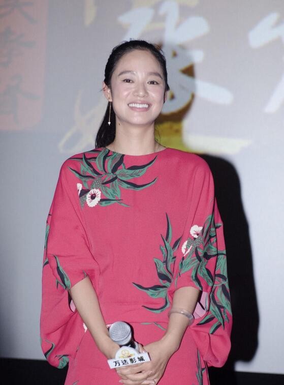 脂肪肝 姜文老婆这是什么神仙气质？玫粉花裙不仅不显土，反而慵懒又洋气