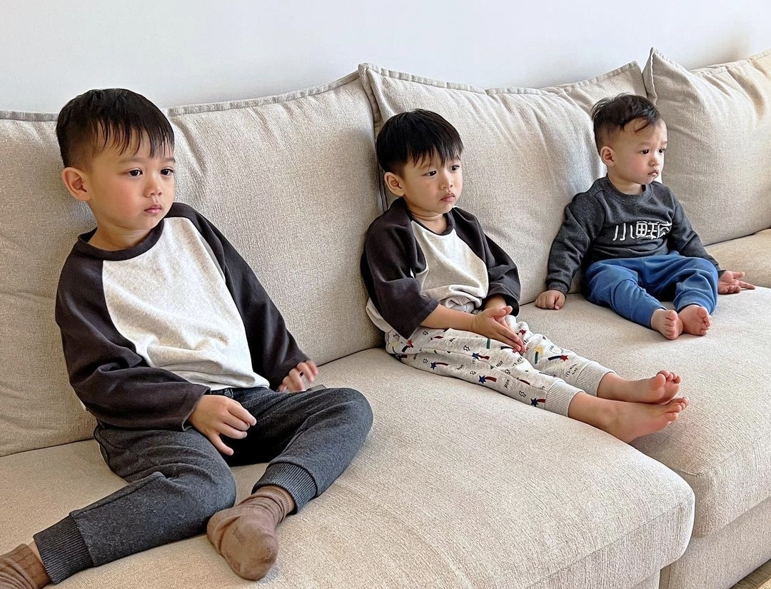 胡杏儿|胡杏儿晒儿子萌态,兄弟三人穿唐装摇扇子,扮成公子王孙超可爱