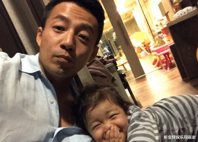 汪小菲|女粉丝给汪小菲送围巾，叮嘱他照顾好自己，网友齐呼国民老公